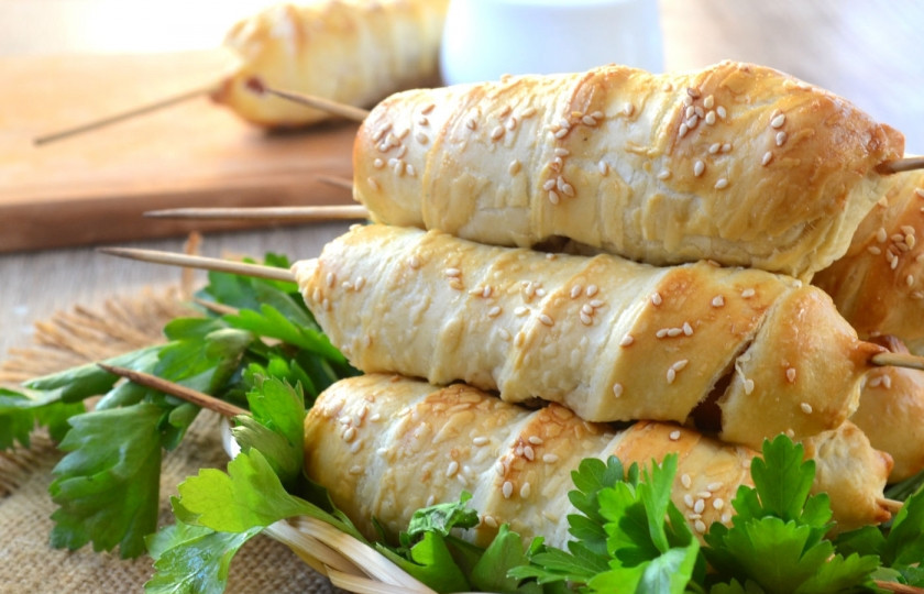 1. Этап. Сосиски в тесте на шпажках: Запекайте сосиски в тесте в духовке 15 минут (температура 170 градусов). Кушайте с удовольствием!