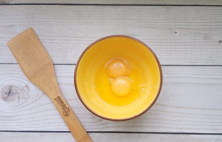 1. Этап. Киш с индейкой, грибами и картошкой: Приготовьте заливку. В мисочку разбейте яйца.