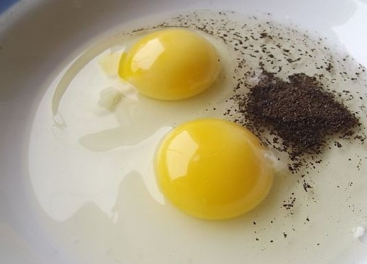 1. Этап. Куриные отбивные в кляре: Взбить в миске яйца с солью и перцем.