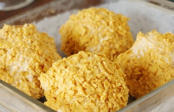 1. Этап. Жареные шарики из мороженого: 4. Теперь шарики выложите в ту самую, заранее охлажденную форму, и снова отправьте в морозилку на 15-20 минут.