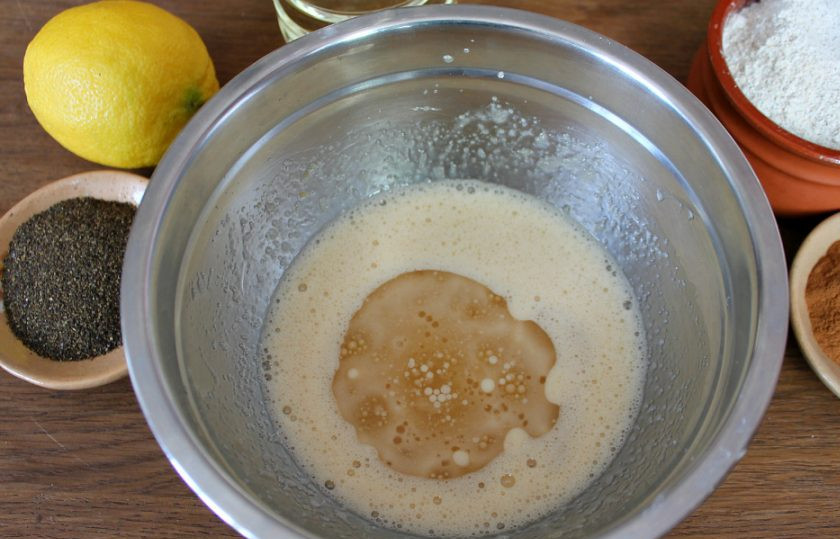 1. Этап. Ржаные пряники: Наливаем растительное масло без запаха и продолжаем взбивать.