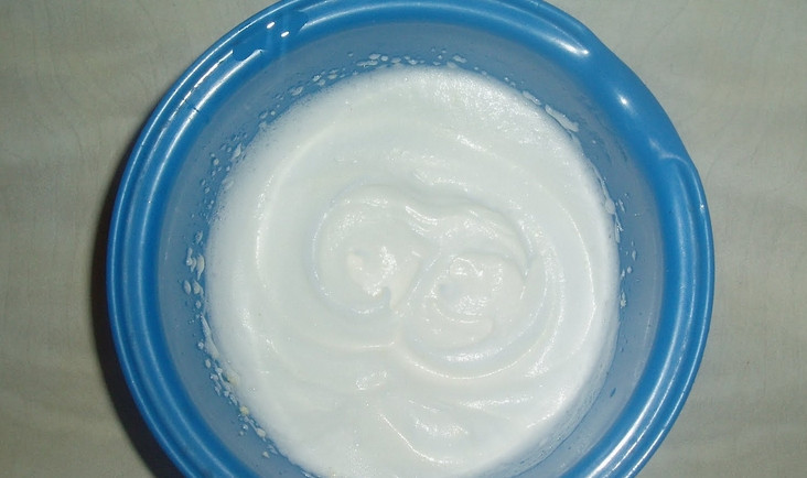 1. Этап. Кекс с цедрой: Отдельно взбиваем белки до устойчивых пиков.