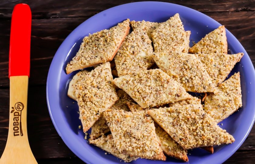 1. Этап. Печенье с грецкими орехами: Готовое ореховое печенье выложите на тарелку и дайте ему остыть, чтобы оно начало хрустеть.