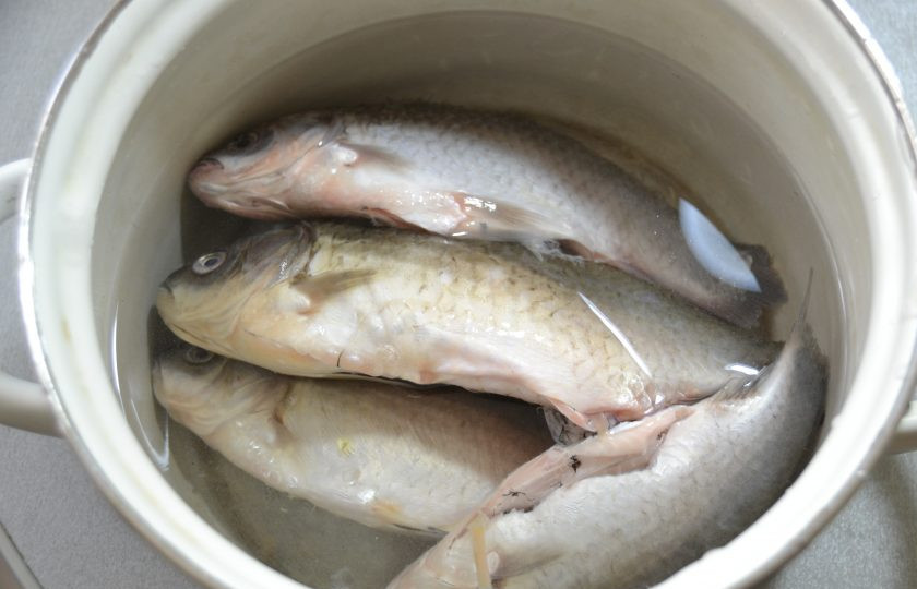 1. Этап. Зуппа ди пеше: Сложите в кастрюлю стебель сельдерея и мелкую рыбу, сварите до готовности.