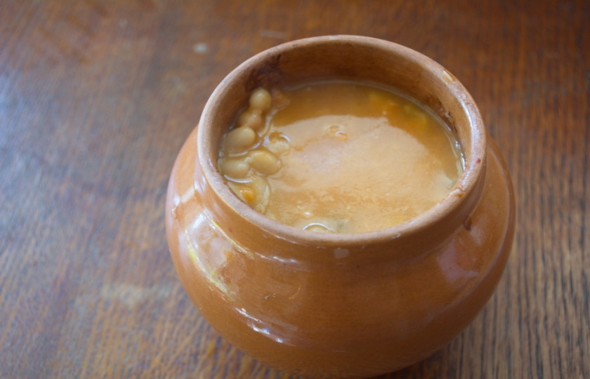 1. Этап. Чанахи с фасолью и грибами: К полученной массе влейте воду. Дайте закипеть. Хорошо размешайте, разбивая комочки. Подливка должна получиться однородная. Посолите и поперчите, добавьте специи. Выключайте. В каждый горшочек добавьте по 2-3 ст. ложки готовой фасоли. Залейте подливкой каждый горшочек до уровня продуктов.