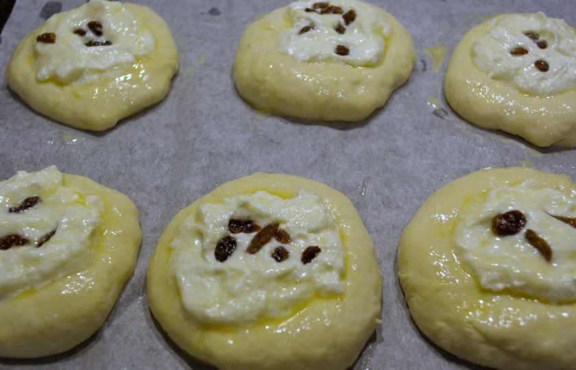 1. Этап. Ватрушки из дрожжевого теста: В твороге 