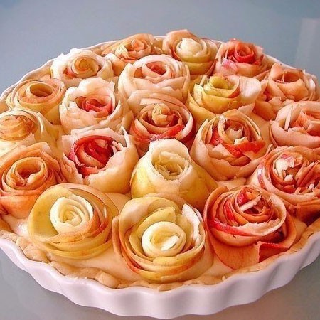 1. Stage. Apple pie with roses: Put all the roses on the cream.