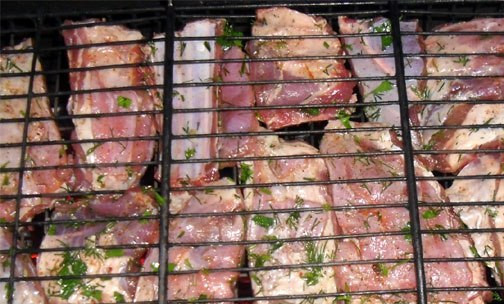 1. Этап. Ребрышки барбекю на мангале: Выложите ребра на решетку и запекайте на мангале.