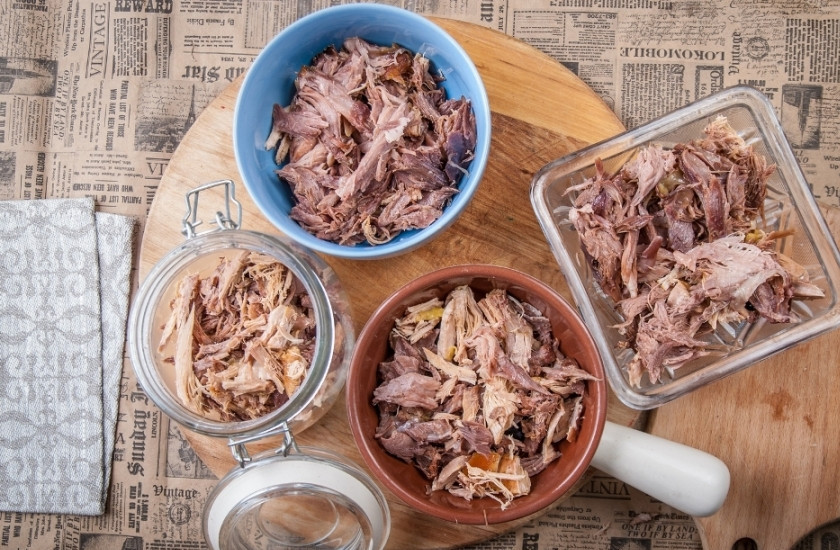 1. Этап. Хрустальный холодец из домашнего петуха: 8. Залейте теплым бульоном, после чего дайте остыть и отправьте в холодильник минимум на 4-6 часов.