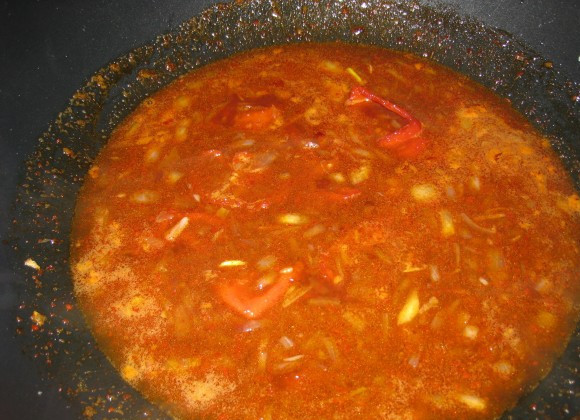 1. Этап. Острые свиные ребрышки: Затем добавляем апельсиновый сок и молотый острый перец. Варим соус минут 5.