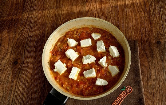 1. Этап. Шахи панир: Теперь очередь панира. Аккуратно перемешайте, чтобы кусочки остались целыми. Накройте крышкой, дайте прокипеть на медленном огне около 3х минут. Выключите плиту и оставьте на 5 минут, чтобы панир впитал в себя все ароматы.