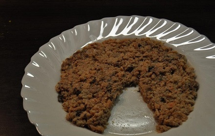 1. Этап. Салат Мимоза с мышками: Из рыбной консервы отцедим сок а рыбу разомнем. Выкладываем первым слоем.