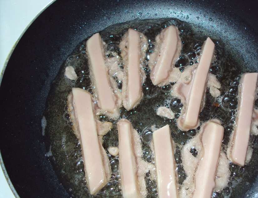 1. Этап. Кольраби в кляре: Окунайте кусочки кольраби в подоспевший кляр и обжаривайте в кипящем масле.