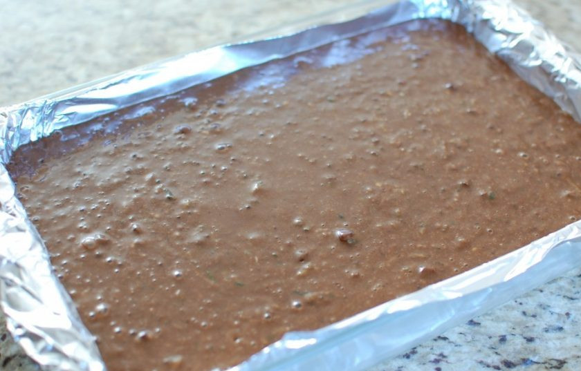 1. Этап. Шоколадный пирог с кабачком: 5. Вылейте тесто в подготовленную форму, разровняйте его в один слой.
