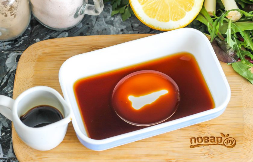 1. Этап. Тирадито: В небольшой глубокой емкости соедините соевый соус, сок лайма и лимона, оливковое масло. Масло можно заменить подсолнечным, но без запаха. На этом этапе можно добавить мед и острый красный перец, если вы любите такие добавки.