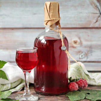 Малиновая настойка на самогоне