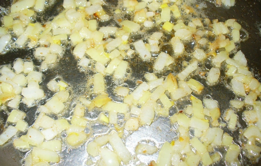 1. Этап. Курица в соусе на сковороде: Для начала почистите и мелко порежьте лук. Обжарьте на сливочном масле.