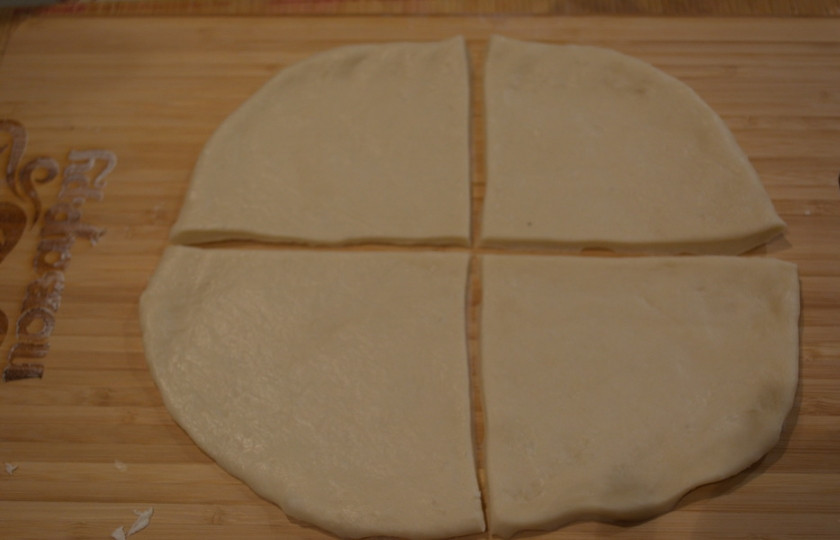 1. Этап. Рожки с творогом в духовке: Дрожжевое тесто разделите на 3 части. Каждую раскатайте в большую лепешку.
