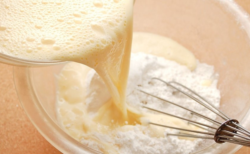 1. Этап. Блинчики с Нутеллой: 3. Влейте молочно-яичную смесь к сухим ингредиентам.