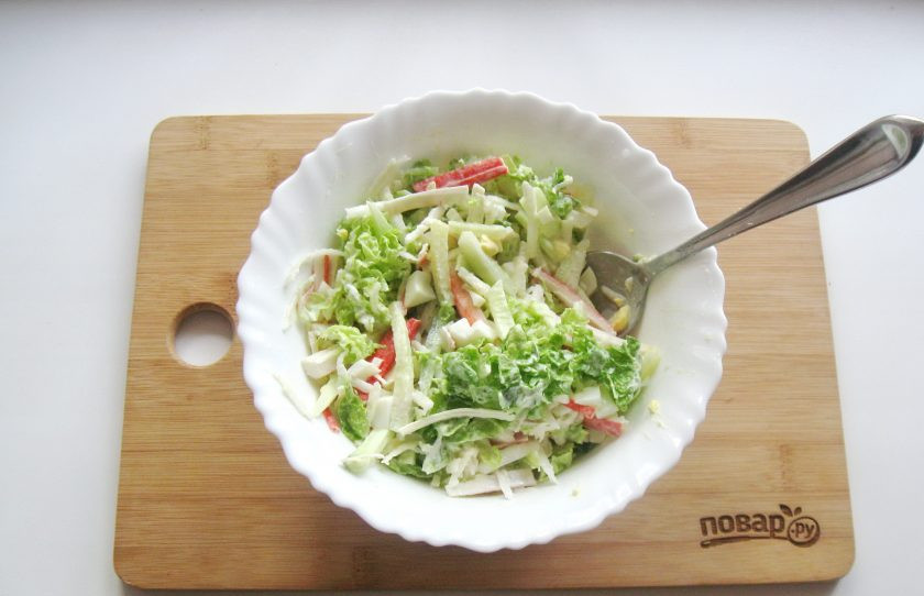 1. Этап. Салат с дайконом и крабовыми палочками: Перемешайте все ингредиенты салата.