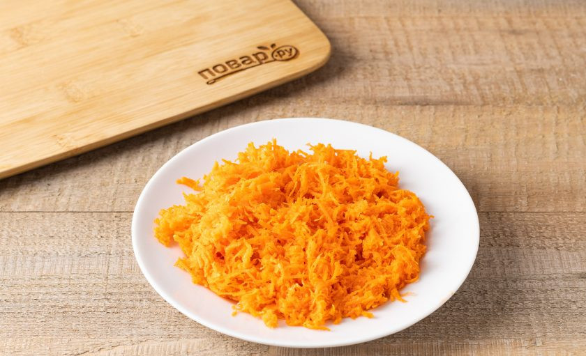1. Этап. Морковный коктейль: Морковь помойте, очистите от кожуры и натрите на мелкой тёрке.