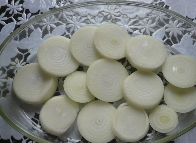 1. Этап. Горбуша в духовке под соусом: Жаропрочную посуду смажьте маслом. На её дно уложите луковые колечки.