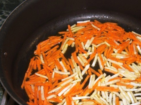 1. Этап. Простой суп на мясном бульоне: Мелко порежьте все овощи. В глубоком сотейнике пассируйте морковь и корневой сельдерей до полуготовности.