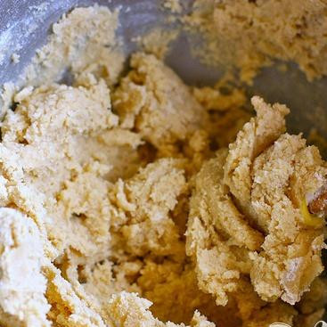 1. Этап. Пирожные с шоколадом и безе: 3. Уменьшить скорость до низкой, добавить мучную смесь и взбить до получения однородного теста. Выложить тесто равномерно в подготовленную форму.