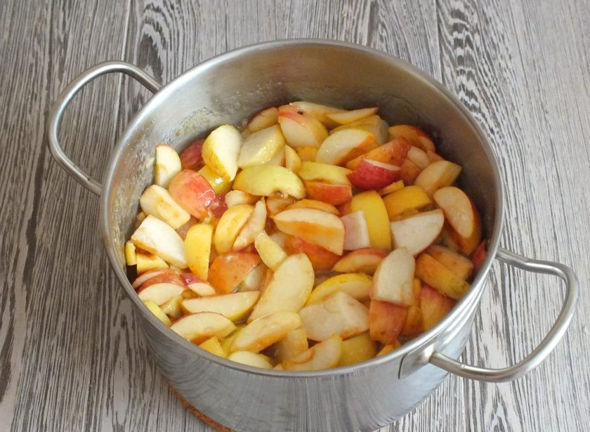 1. Этап. Джем Серенада: Из сиропа достаньте цедру апельсина и лимона. Дольки яблок переложите в охлажденный сироп. Поставьте на огонь чуть ниже среднего. Нагревайте, помешивая. С момента закипания варите 40 минут.