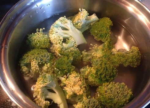 1. Этап. Макароны с соусом из брокколи и креветками: 2. Бросаем в кипящую, слегка подсоленную воду. Варим 6-7 минут.