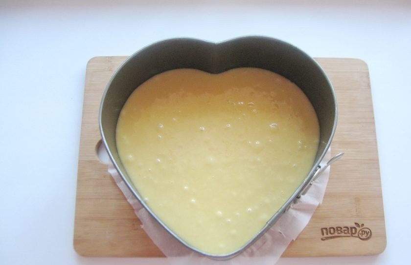 1. Этап. Торт Сердце из медовых коржей: Форму в виде сердца застелите бумагой для выпечки. Вылейте в неё тесто.