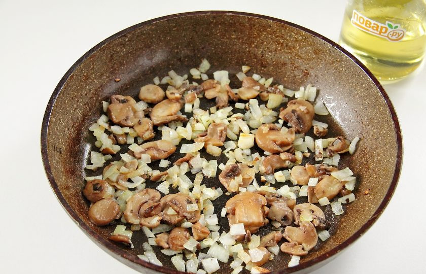 1. Этап. Язык под шубой: Обжарьте грибы с луком до готовности.