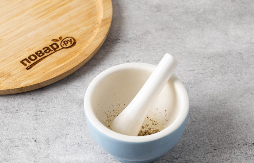 1. Этап. Сухой овощной бульон: Чёрный перец горошком разомните в ступке в порошок.