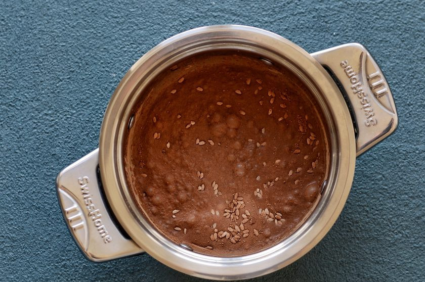 1. Этап. Шоколадная рисовая каша: Влейте в кастрюлю молоко, добавьте ванильный сироп. Доведите до кипения, убавьте температуру на минимальную и варите 20-25 минут. Периодически помешивайте.