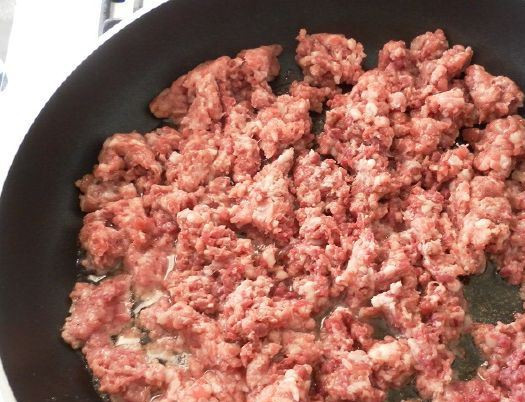1. Этап. Паста с фаршем и помидорами: Фарш сначала выкладываем на разогретую сковороду и обжариваем до румяной корочки.