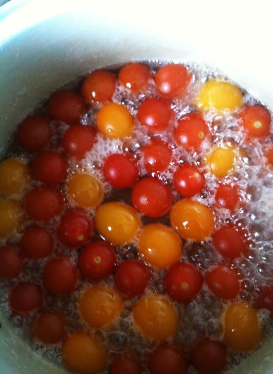 1. Этап. Варенье из помидоров: Из воды и сахара сварить сироп и опустить туда помидоры.