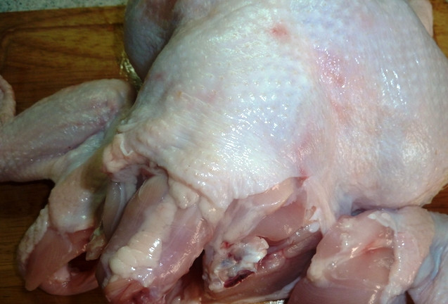 1. Этап. Курица, тушенная в казане: Для этого блюда лучше использовать не магазинную, а молодую домашнюю курицу или цыпленка. Тогда кабоб получится насыщенным и ароматным. Вымойте курицу, разрубите ее на куски. При желании вы можете взять не целую птицу, а только ее отдельные части, например — окорочка.