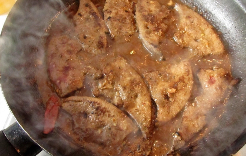 1. Этап. Жареная телячья печень: Вылейте маринад в сковороду и дайте ему закипеть. Как только это произойдёт, выложите к нему обжаренную печень и потушите в маринаде ещё пару минут. Жареная телячья печень лучше сочетается с варёным картофелем. Хотя гарнир на ваше усмотрение.