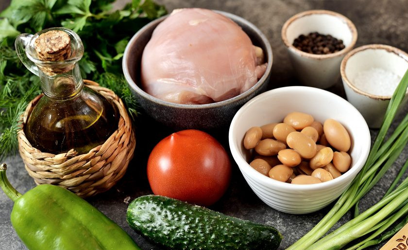 1. Этап. Овощной салат с курицей и фасолью: Подготовьте все необходимые ингредиенты. Овощи и куриное филе промойте и обсушите. Консервированную фасоль промойте от остатков соуса.