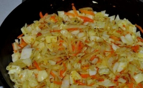 1. Этап. Мясной рулет с капустой и яйцом: Обжариваем лук и морковь на растительном масле на сковороде минут 8, затем добавим нашинкованную капусту, соль и перец, обжариваем минут 10. Не забываем перемешивать!