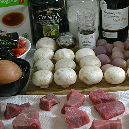 1. Этап. Говядина по-бургундски: Говядину нарезаем на кубики стороной 2 см.