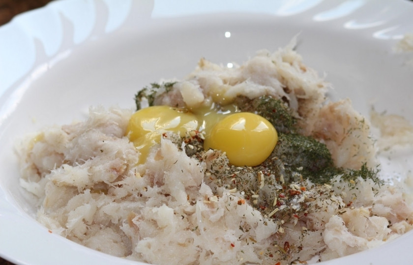 1. Этап. Котлеты из филе трески: 4. Получившийся фарш выкладываем в тарелку. Вбиваем 2 яйца, солим и перчим. Можно также добавить какие-либо специи на собственное усмотрение, например, приправу для рыбы, карри и т.д. Тщательно перемешиваем все ингредиенты до получения однородной массы.