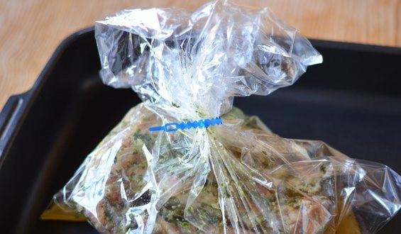 1. Этап. Мясо на косточке в духовке: Выливаем полстакана сока в пакет с мясом и завязываем пакет, оставив небольшое отверстие для выхода пара. Выкладываем пакет на противень и ставим запекаться в разогретую до 180 градусов духовку на 1 час.