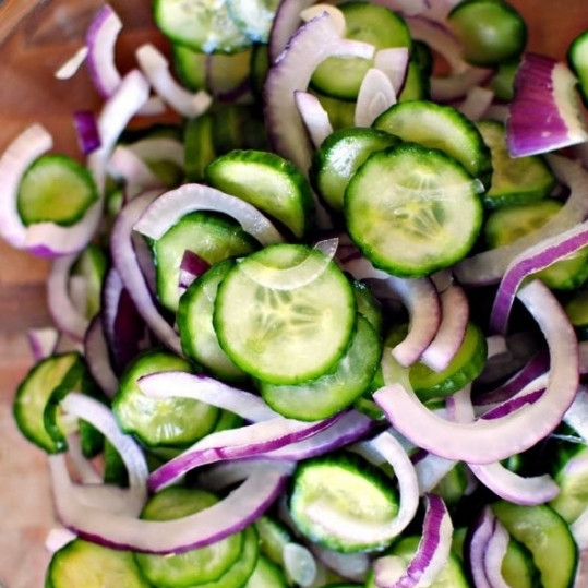 1. Этап. Салат из огурцов в сметанном соусе: С овощей, как уже было сказано выше, сливаем необходимую жидкость.