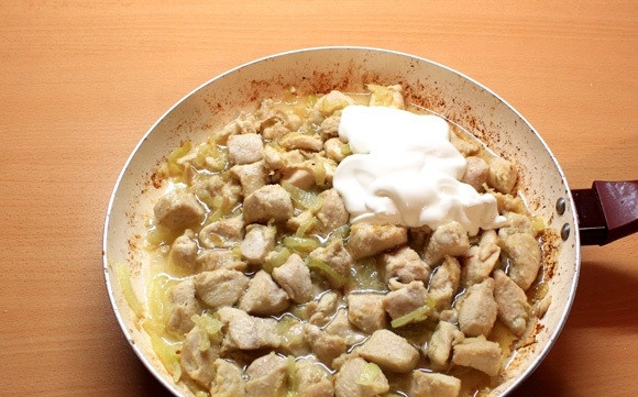 1. Этап. Подлива из куриного филе со сметаной: 5. Добавьте сметану, перемешайте. При необходимости влейте немного воды или бульона.