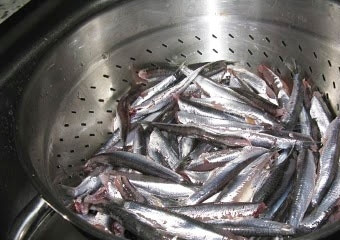 1. Этап. Засолка хамсы: 8. Очень важный момент - перед употреблением необходимо выложить рыбку в дуршлаг, промыть под проточной водой, а затем залить водой и оставить на пару часов. После снова промыть. Вот и все, аппетитная соленая рыбка готова.