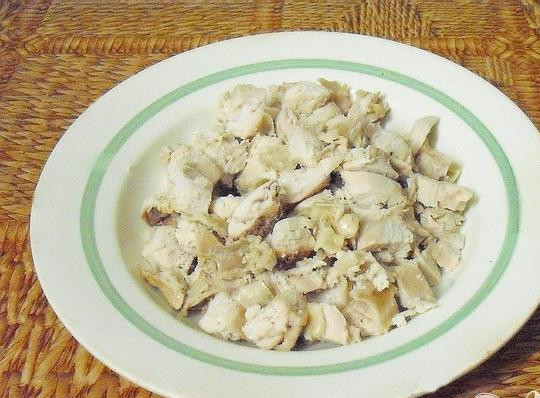 1. Этап. Салат Золотое кольцо: 2. Отвариваем минут 40-50 куриное мясо с луковицей, лавровым листом и морковью, мясо достаем из бульона, кости отбираем, кубиками или соломкой мелко нарезаем. В кожуре отвариваем картофель, очищаем и натираем на крупную терку.