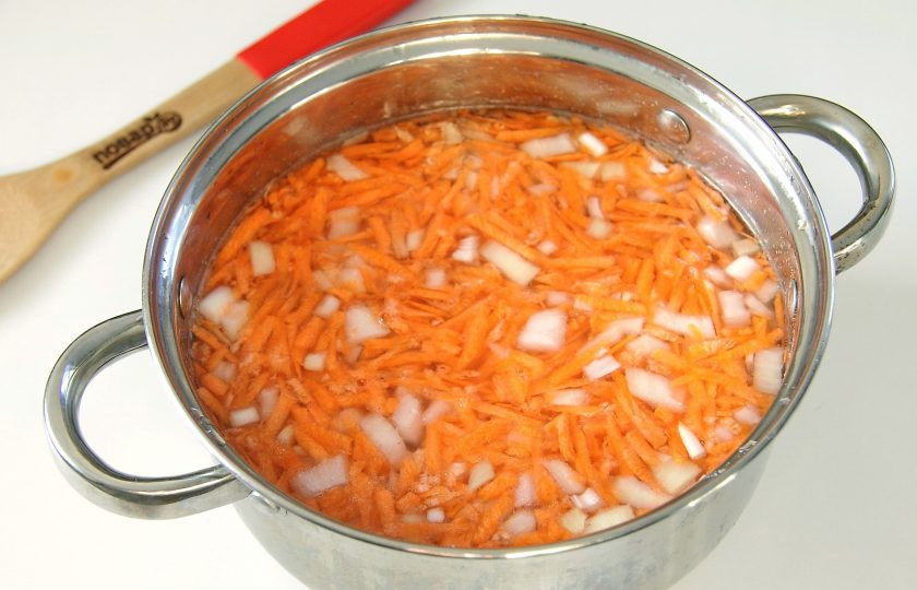 1. Этап. Гороховый суп с помидорами: После того как вода закипит, слейте отвар, залейте горох заново холодной водой и добавьте морковь с луком. Варите до готовности гороха, около 60-90 минут.