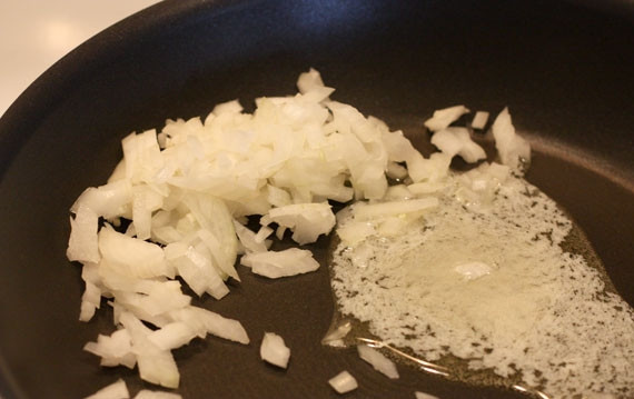 1. Этап. Начинка из картошки для пирожков: 3. Очистите лук и нарежьте его мелко. Сковороду разогрейте со столовой ложкой масла и выложите лук, обжарьте его до готовности.