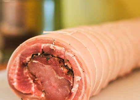1. Этап. Поркетта: 4. Выберите мясо из холодильника, осушите бумажным полотенцем и заверните в грудинку.